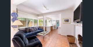 Coastal Retreat - 2 minutes to Sorrento beach and local restaurants and shops - 7