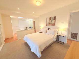 Coastal Retreat - 2 minutes to Sorrento beach and local restaurants and shops - 1