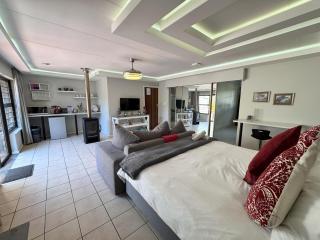 Footprints Self Catering Indoor Heated Pool and Fireplaces - Lanseria - 5