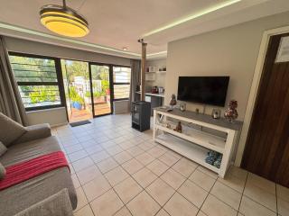 Footprints Self Catering Indoor Heated Pool and Fireplaces - Lanseria - 3