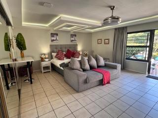 Footprints Self Catering Indoor Heated Pool and Fireplaces - Lanseria - 6