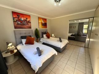 Footprints Self Catering Indoor Heated Pool and Fireplaces - Lanseria - 1