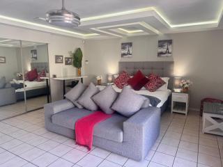 Footprints Self Catering Indoor Heated Pool and Fireplaces - Lanseria - 7