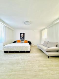 Very Spacious Apartment for up to 7P with Great Location - 0