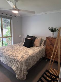 Tranquil home set amongst trees, close to beaches - Kincumber - 8