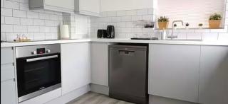 4 Bedroom House In Luton - Luton - 2