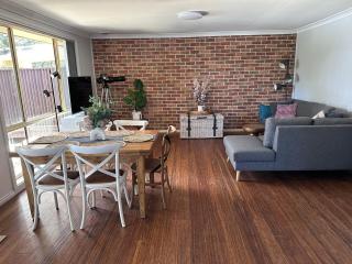 Tranquil home set amongst trees, close to beaches - Kincumber - 2