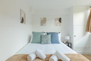 Beautifully Refurbished 4BD Flat by King's Cross - London - 6