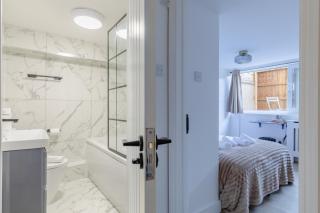 Beautifully Refurbished 4BD Flat by King's Cross - London - 1