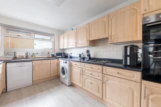 The Kemps Spacious 7BR Group Stay with Parking Ideal for Contractors & Long Stays - 7