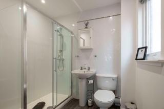 The Kemps Spacious 7BR Group Stay with Parking Ideal for Contractors & Long Stays - 9
