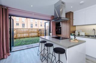 Spacious 5 Bedroom House with 7 Actual Beds Sleeps 9 by PureStay - Manchester - 4