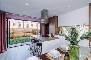 Spacious 5 Bedroom House with 7 Actual Beds Sleeps 9 by PureStay - Manchester - 3