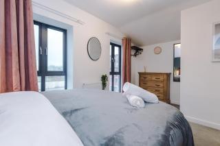Spacious 5 Bedroom House with 7 Actual Beds Sleeps 9 by PureStay - Manchester - 2
