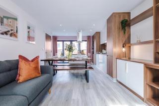 Spacious 5 Bedroom House with 7 Actual Beds Sleeps 9 by PureStay - Manchester - 0