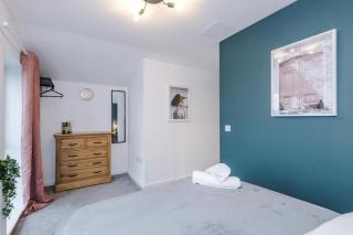 Spacious 5 Bedroom House with 7 Actual Beds Sleeps 9 by PureStay - Manchester - 7