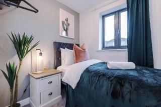 Spacious 5 Bedroom House with 7 Actual Beds Sleeps 9 by PureStay - Manchester - 8