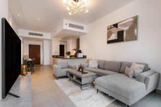 Luxury 2BR Apartment in Marina Gate - 8