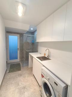 Modern and Spacious Queen Room with Attached Bathroom - R92 - Guildford - 5