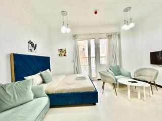 Homes2Retreat - Modern Studio with Balcony in JVT - 0