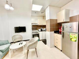 Homes2Retreat - Modern Studio with Balcony in JVT - 4