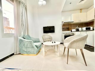 Homes2Retreat - Modern Studio with Balcony in JVT - 2