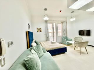 Homes2Retreat - Modern Studio with Balcony in JVT - 1