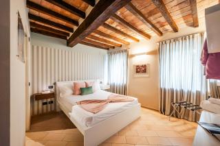 Emilio's Rooms - - 5