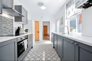 Luxury 3 Bedroom House, Save Big, Wi-Fi, Free Parking, Sleeps 5 - Dallington - 8