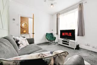 Luxury 3 Bedroom House, Save Big, Wi-Fi, Free Parking, Sleeps 5 - Dallington - 0