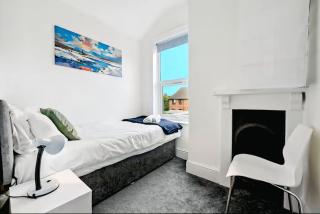 Luxury 3 Bedroom House, Save Big, Wi-Fi, Free Parking, Sleeps 5 - Dallington - 4