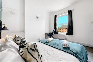 Comfortable and Stylish 3 Bedroom Stay 5 Guests - 20 Percent Off Long Stays with Free WiFi, Parking and 10 Percent Off in Far Cotton Northampton - 2