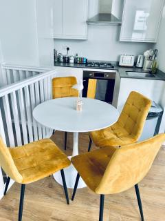 Modern Folkestone Habour 3 Bedroom Ground Floor Apartment - 1