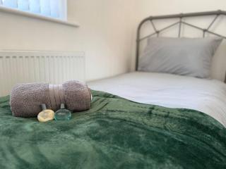 Spacious - EV Charger & Parking - 1