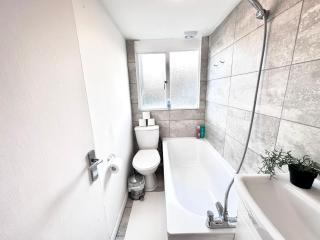 3 Beds I Studio I 1 Minute Away Tube Station and Westfield London Shopping Center - 5