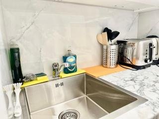 3 Beds I Studio I 1 Minute Away Tube Station and Westfield London Shopping Center - 2