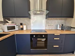 Newly renovated stylish, 4 bedroom home from home - Nether Edge - 2