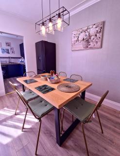 Newly renovated stylish, 4 bedroom home from home - Nether Edge - 4