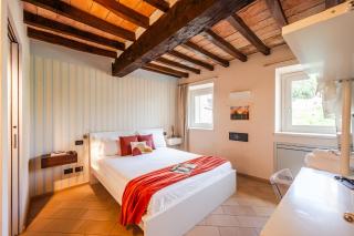 Emilio's Rooms - - 8