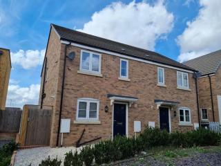 Spacious 3-Bed House - Sleeps 8 Garden & Parking - Peterborough - 0
