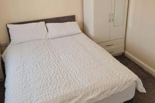 Spacious 3-Bed House - Sleeps 8 Garden & Parking - Peterborough - 2