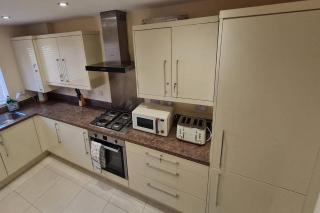 Spacious 3-Bed House - Sleeps 8 Garden & Parking - Peterborough - 7