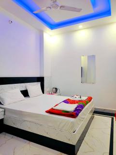 Hotel Shree Hanumaan G Near Shree Ram Janam bhoomi &Temple - RamKot Fort - Restaurant & Free Public Parking - Fully Air Conditioning Rooms - Best Hotel - Ayodhya - 4