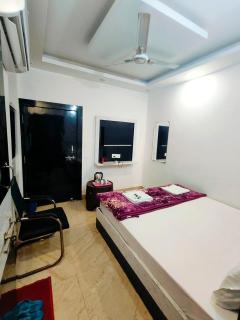 Hotel Shree Hanumaan G Near Shree Ram Janam bhoomi &Temple - RamKot Fort - Restaurant & Free Public Parking - Fully Air Conditioning Rooms - Best Hotel - Ayodhya - 1