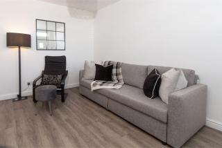 Convenient 2BR Near Manchester Airport - Manchester - 5