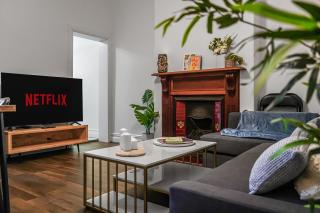 Spacious 4 Bedroom House Darling Harbour-10 Guests - 3
