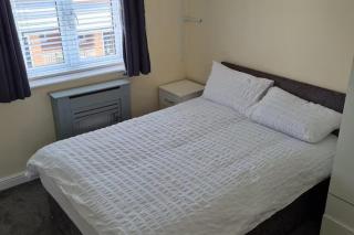 Spacious 3-Bed House - Sleeps 8 Garden & Parking - Peterborough - 6