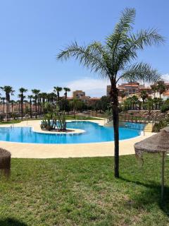 Almerimar Amplio Apartamento de 3 Habitaciones con Piscina, pista de padel, futbol y Garaje Cubierto para 2 Coches en Altas Entinas - Almerimar - 0
