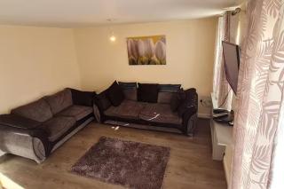 Spacious 3-Bed House - Sleeps 8 Garden & Parking - Peterborough - 4