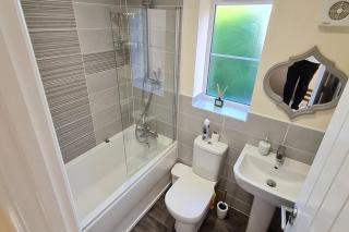 Spacious 3-Bed House - Sleeps 8 Garden & Parking - Peterborough - 5